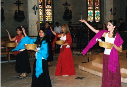 在“来自不同文化的礼物”研讨会上，威斯康星大学的学生们在圣费尔南多大教堂分享热情的舞蹈.